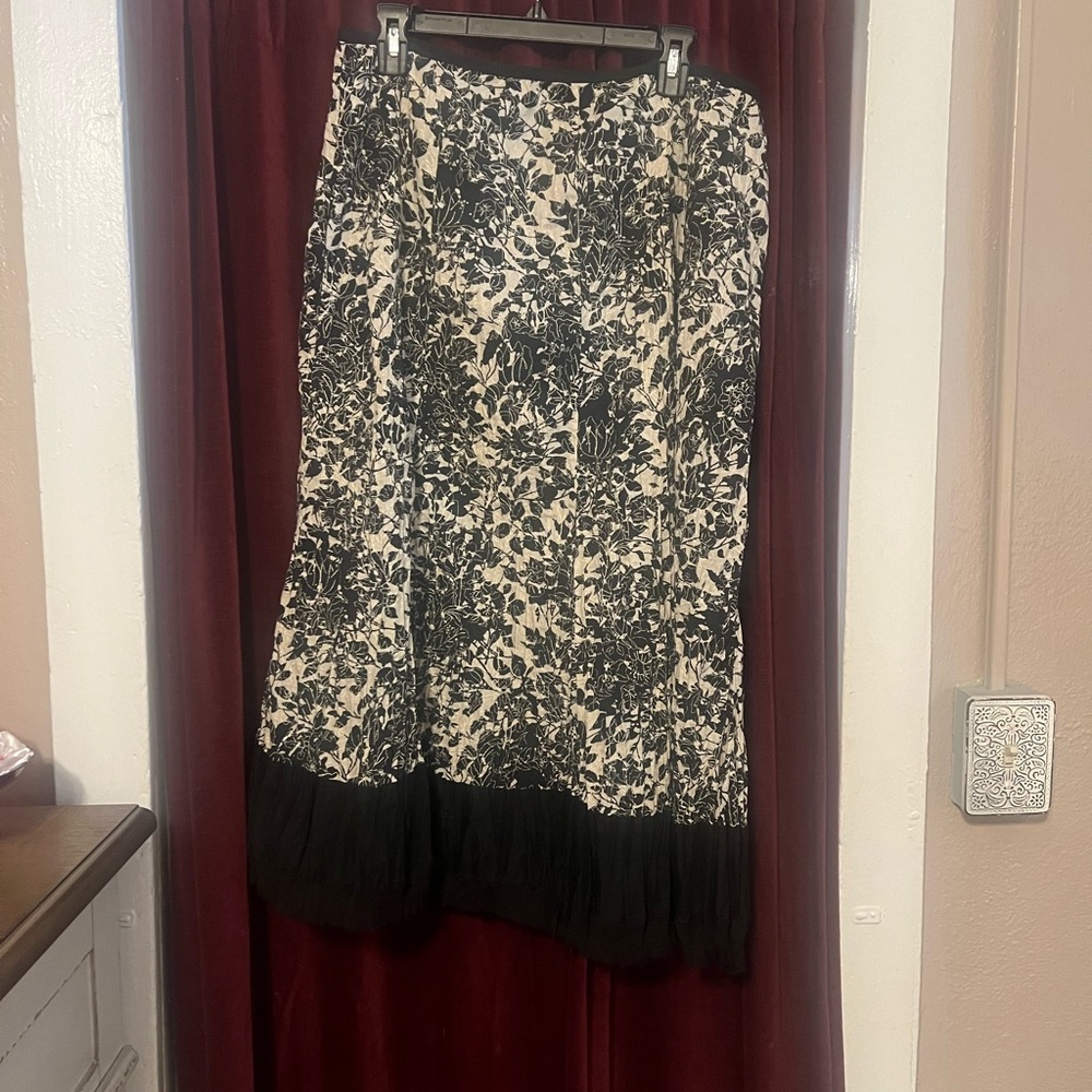 Chic Black and White Floral Maxi Skirt